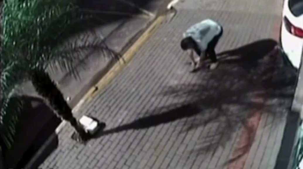 'Achado não é roubado?': idoso pega R$ 3 mil de carteira encontrada no chão e ação vira caso de polícia em SC