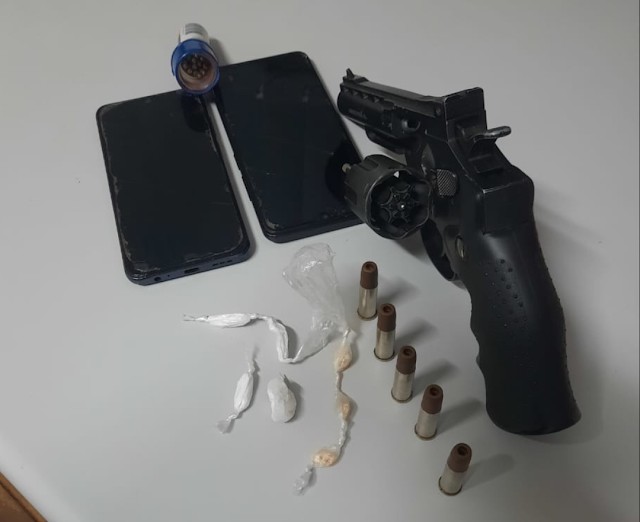 Polícia Militar apreende simulacro de revólver em casa de adolescente, em Teodoro Sampaio
