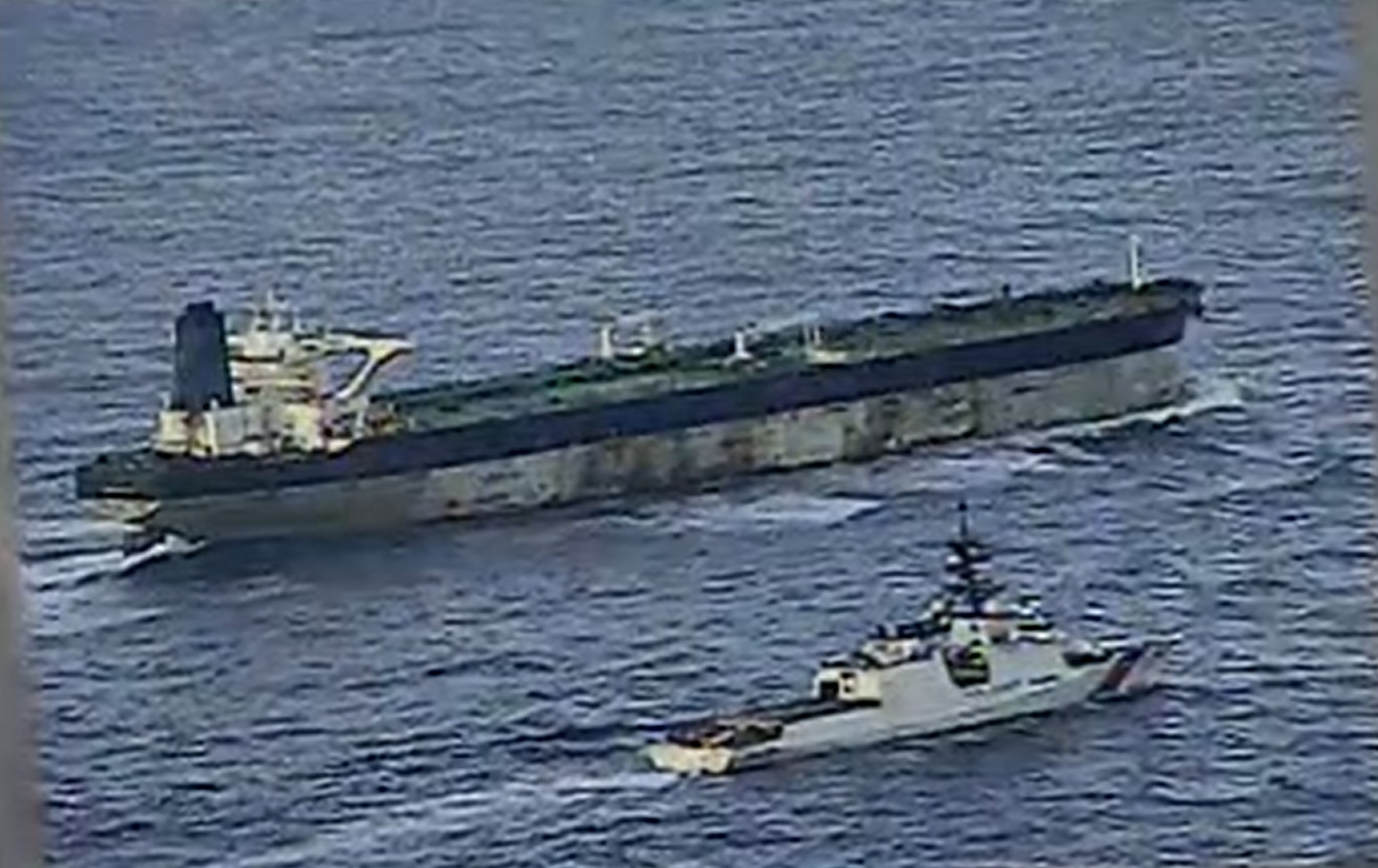 EUA divulgam VÍDEO de navio da Guarda Costeira emparelhando com petroleiro Marinera