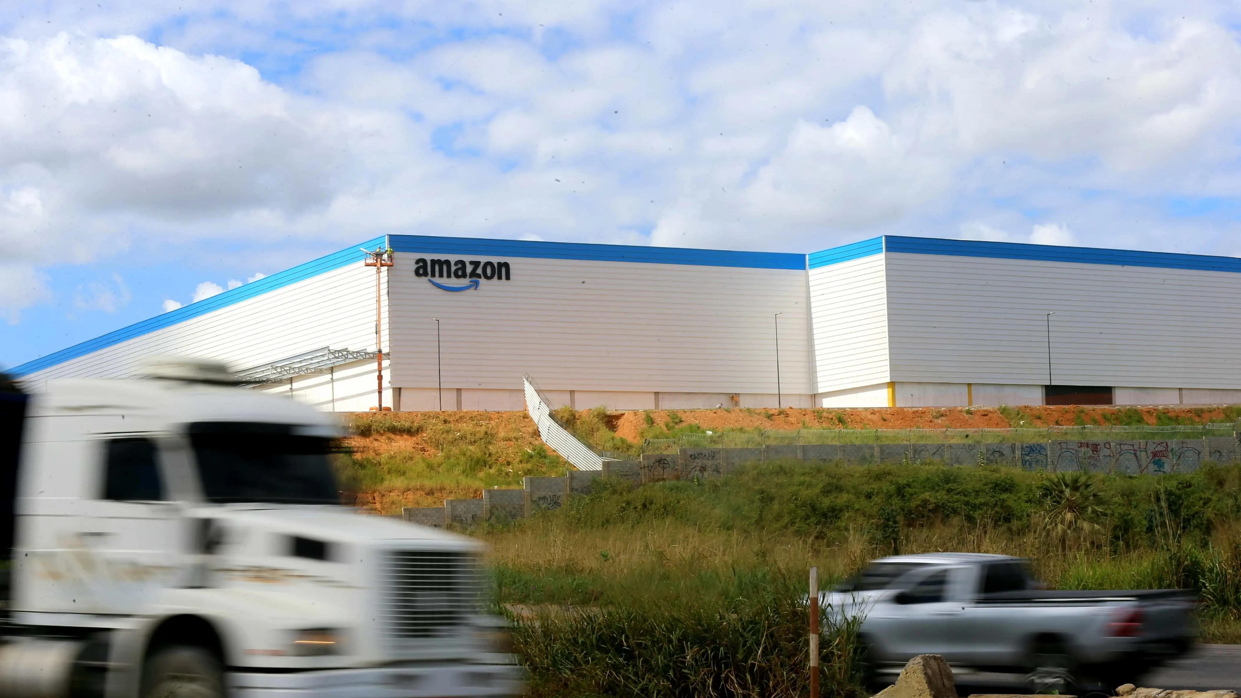 Funcionários da Amazon denunciam à Justiça receber menos que um salário mínimo no Ceará