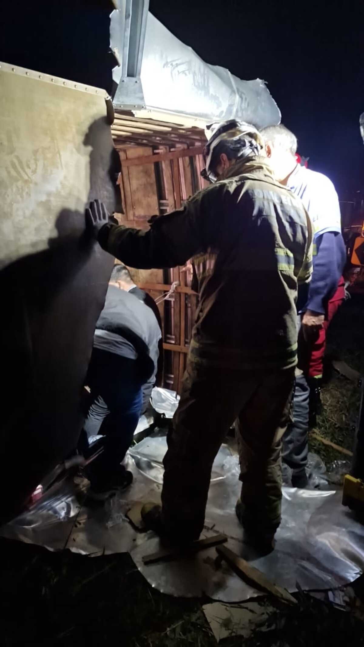 Carreta carregada com eletrodomésticos tomba e motorista morre na BR-040 
