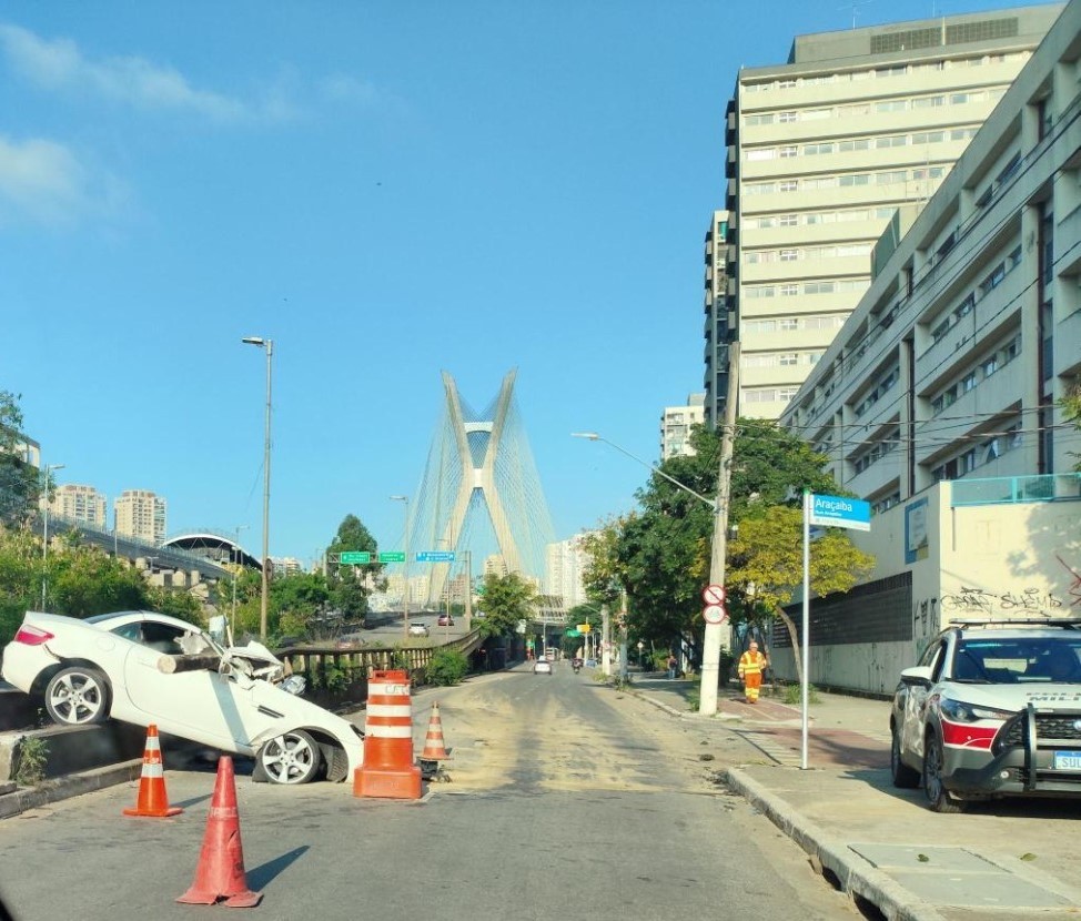 Guardrail perfura carro após acidente na Zona Sul de SP