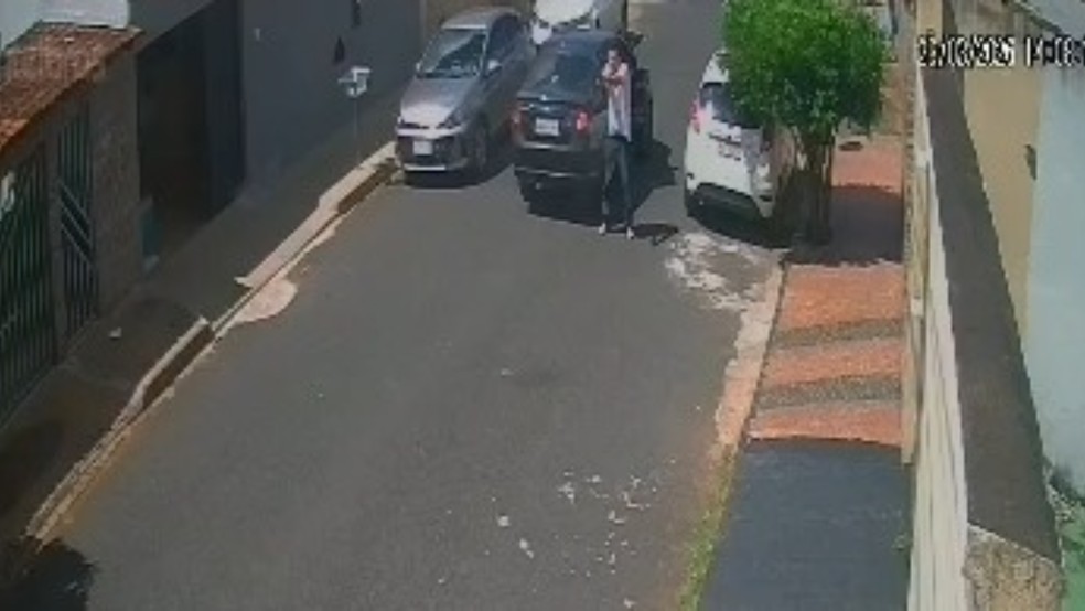 Homem atira contra Andrey Miller. &mdash; Foto: Reprodu&ccedil;&atilde;o/Redes Sociais