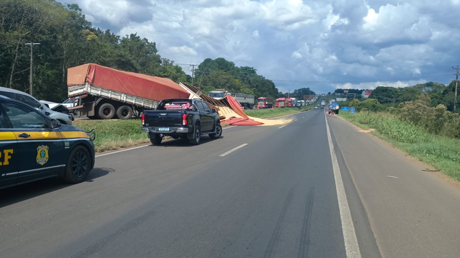 Dois caminhões, dois carros e uma caminhonete se envolvem em engavetamento na BR-376, no Paraná