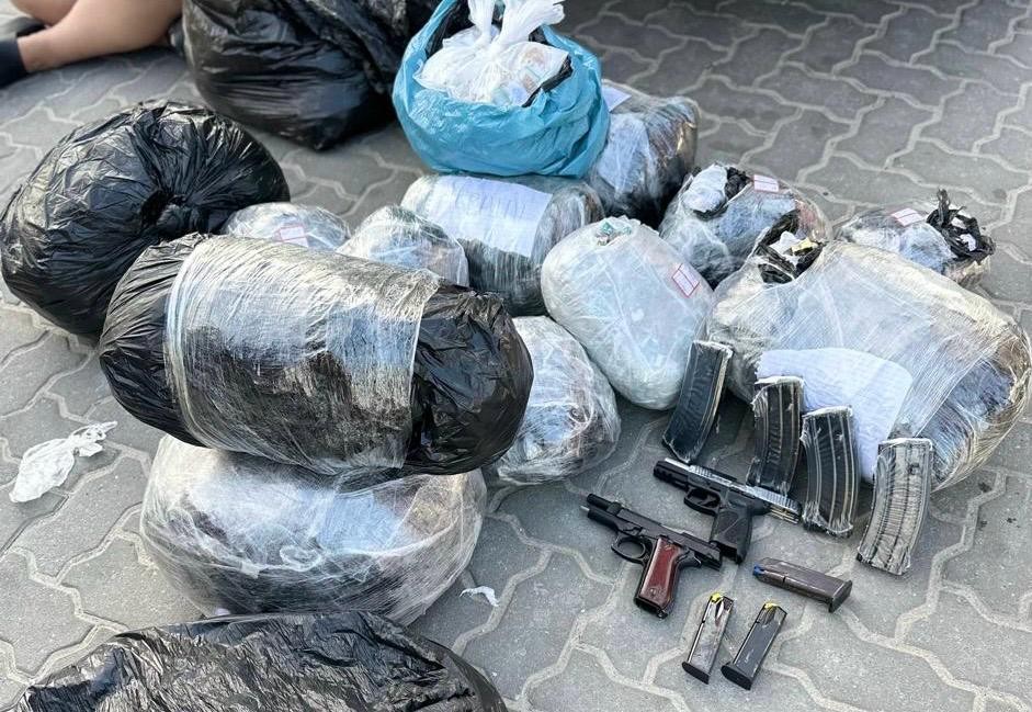 Mulher é presa com pistolas, carregadores de fuzil e mais de 80 kg de drogas em Iguaba Grande