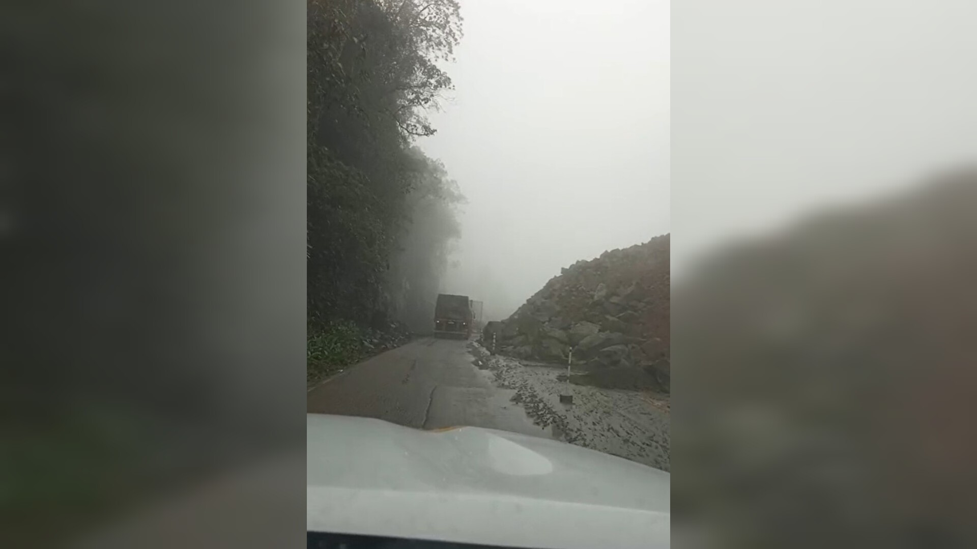 Serra Dona Francisca é liberada em meia-pista após detonação deixar 'montanha' de rochas na via em SC