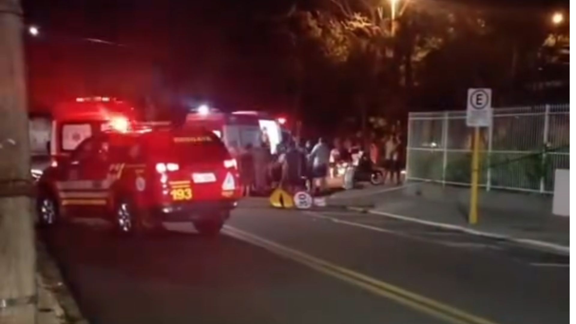 Caminhão enrosca em fiação, derruba poste e motociclista fica ferido no interior de SP