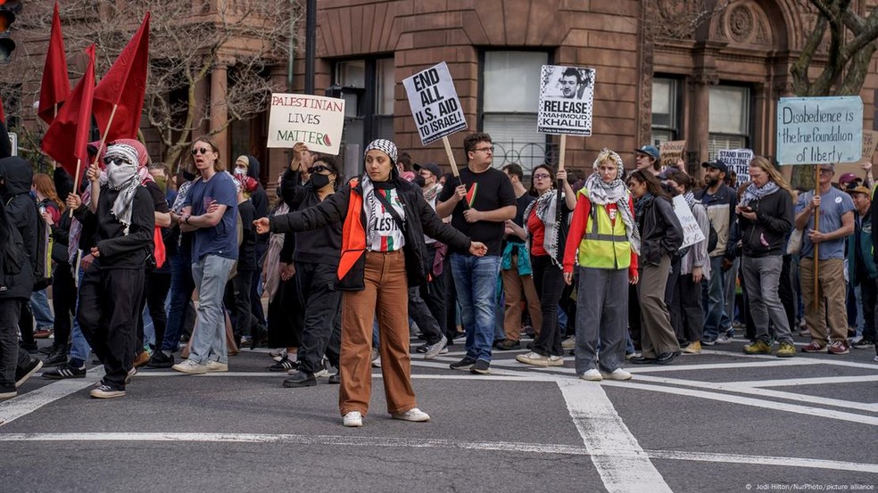 Jovens protestam em Nova York pela libertação do ativista pró-palestino Mahmoud Khalil — Foto: Jodi Hilton/NurPhoto/picture alliance