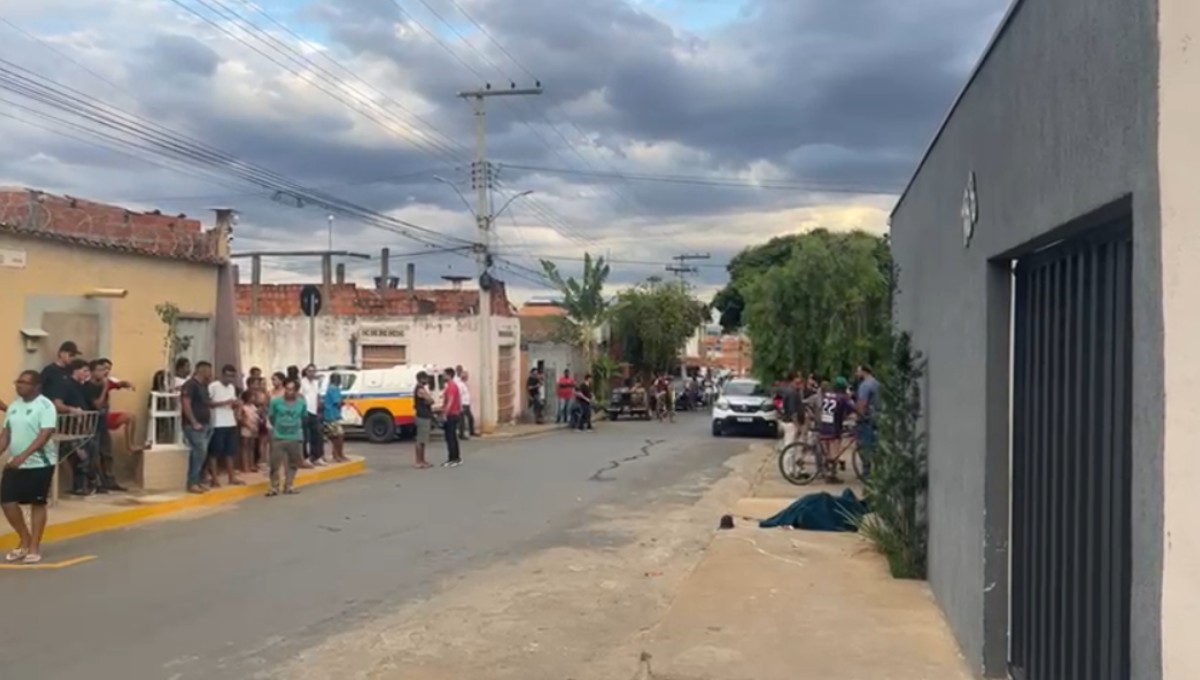 Homem morre após ser atropelado e atingido por tiros em Montes Claros