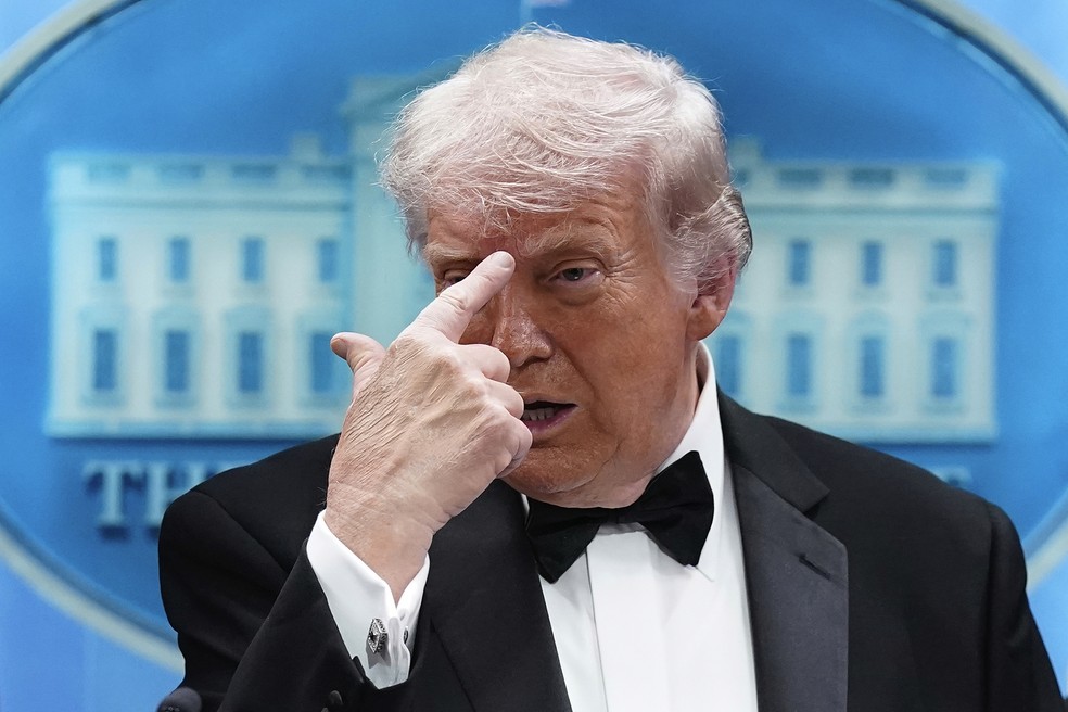 Donald Trump gesticula enquanto discursa na Sala de Imprensa James Brady, na Casa Branca, após uma ameaça não especificada, durante o jantar anual da Associação de Correspondentes da Casa Branca — Foto: AP/José Luis Magana