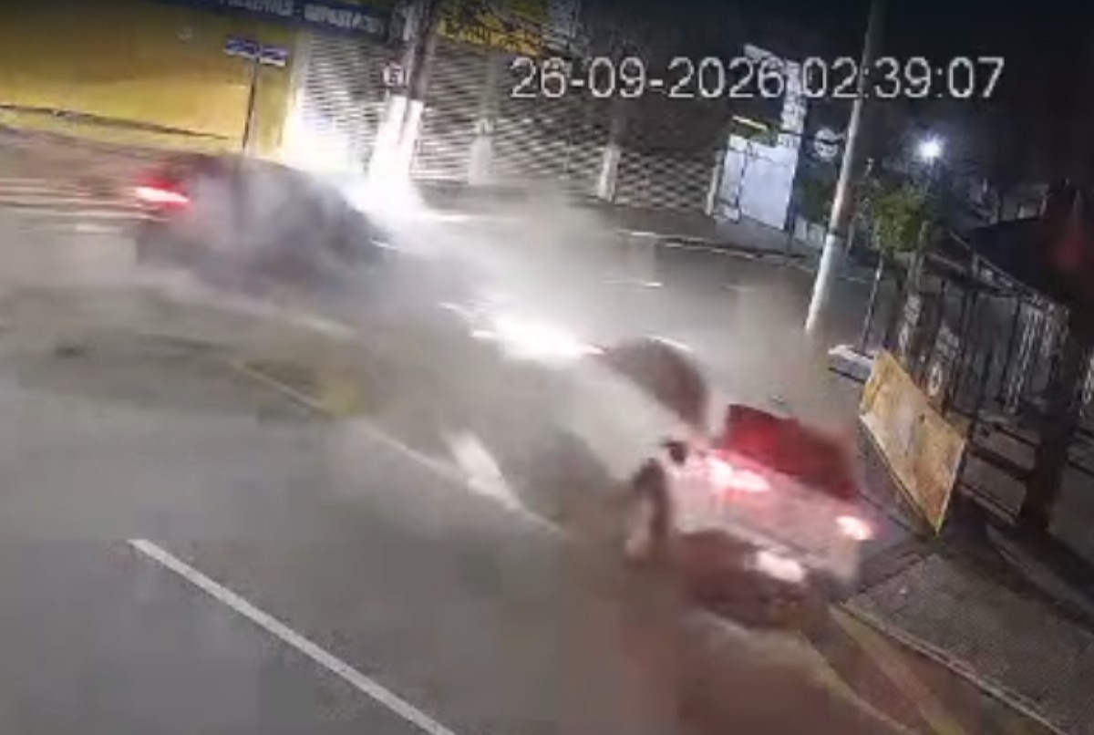 Carros batem em cruzamento do Aterrado, em Volta Redonda