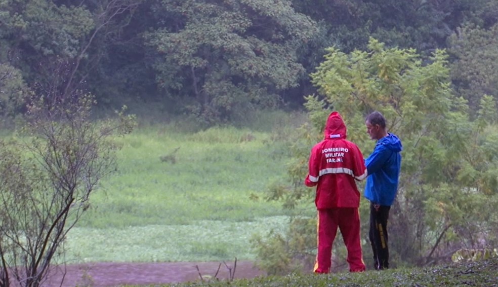 Bombeiros fazem buscas na região do parque — Foto: Reprodução/RPC