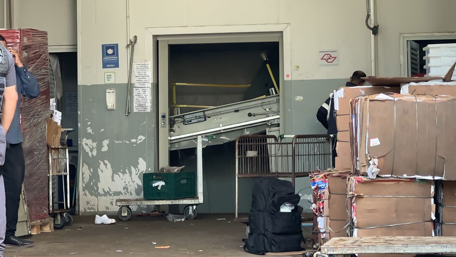 Elevador de mercado cai e deixa clientes feridos em avenida de Sorocaba 