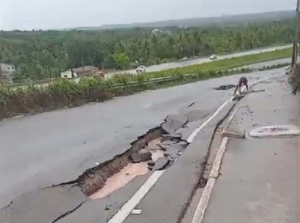 Um dos buracos abertos na marginal da BR-101 em São José de Mipibu — Foto: Reprodução