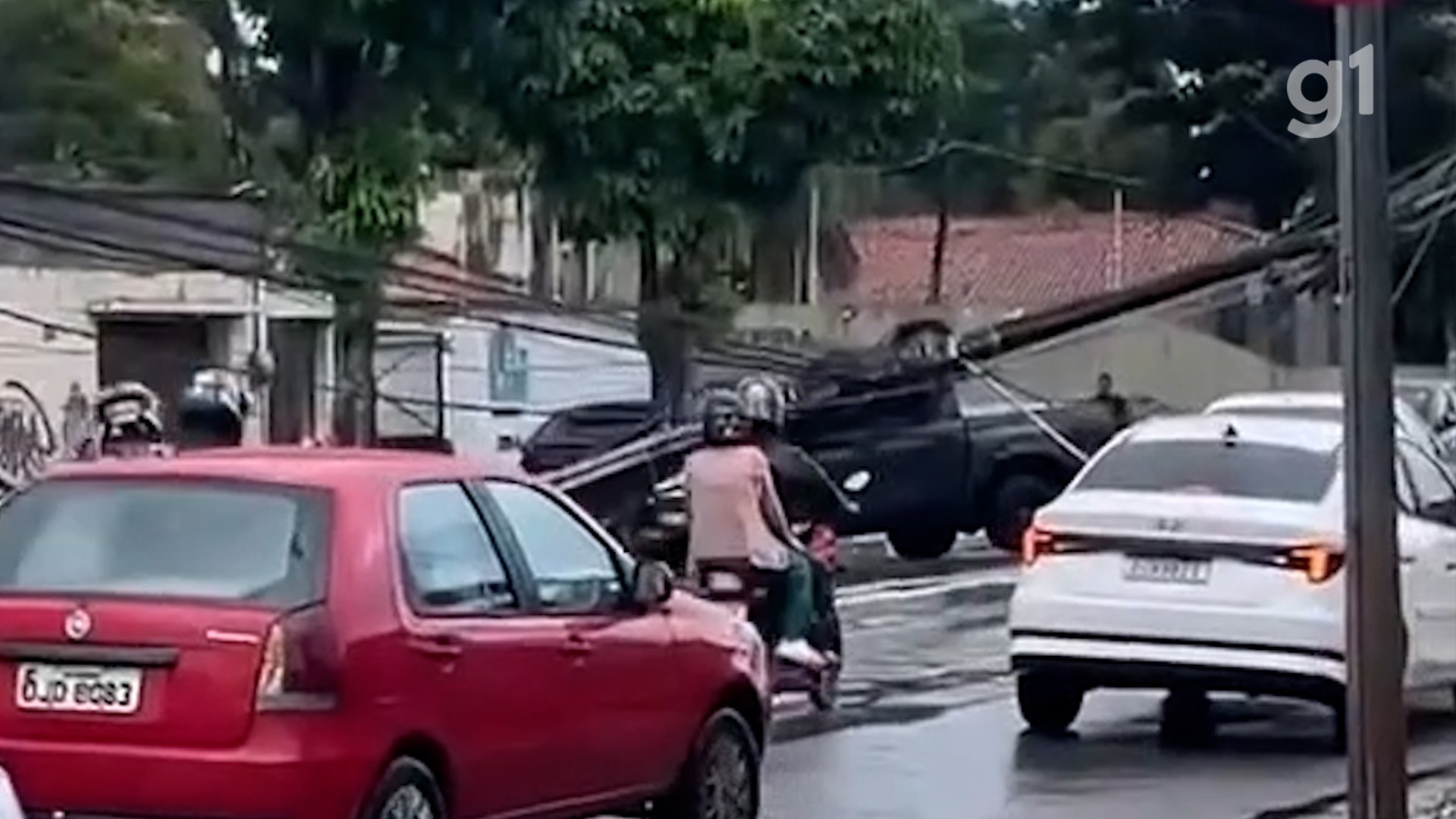 VÍDEO: Caminhonete fica destruída após atingir poste na Avenida São Luís Rei de França