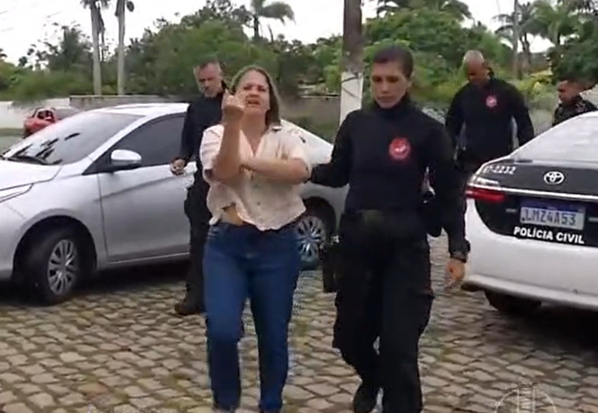 Ex-vereadora de Búzios é suspeita de 'rachadinha' e desvio de R$ 200 mil; vídeo mostra prisão com gestos e xingamentos a prefeito: 'vagabundo' 