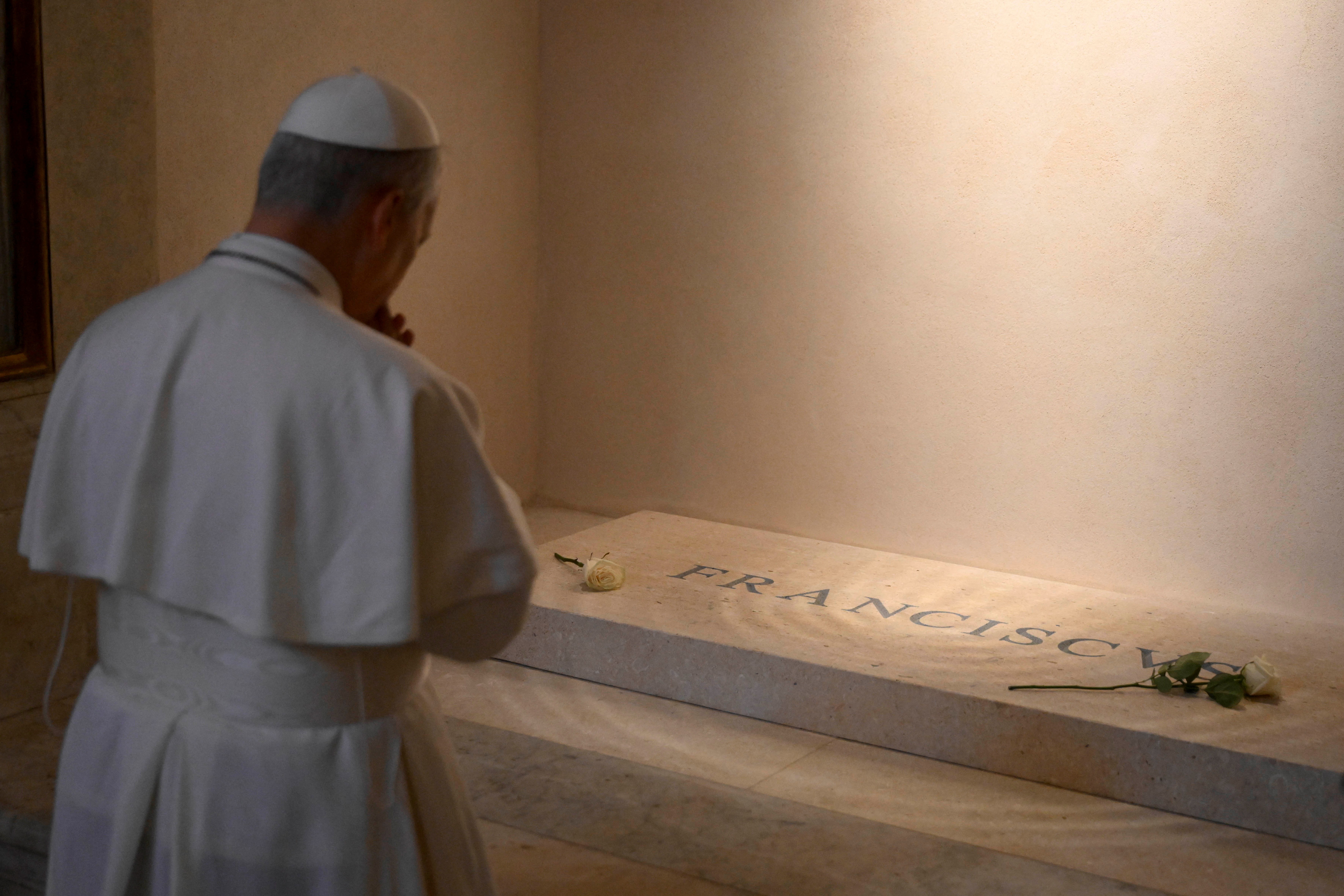 Leão XIV visita Basílica de Santa Maria Maggiore, onde está sepultado o papa Francisco