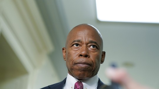 Prefeito de Nova York, Eric Adams, desiste de tentativa de reeleição - Desistência de Adams abre caminho para disputa entre Zohran Mamdani e Andrew Cuomo pela prefeitura de Nova York.