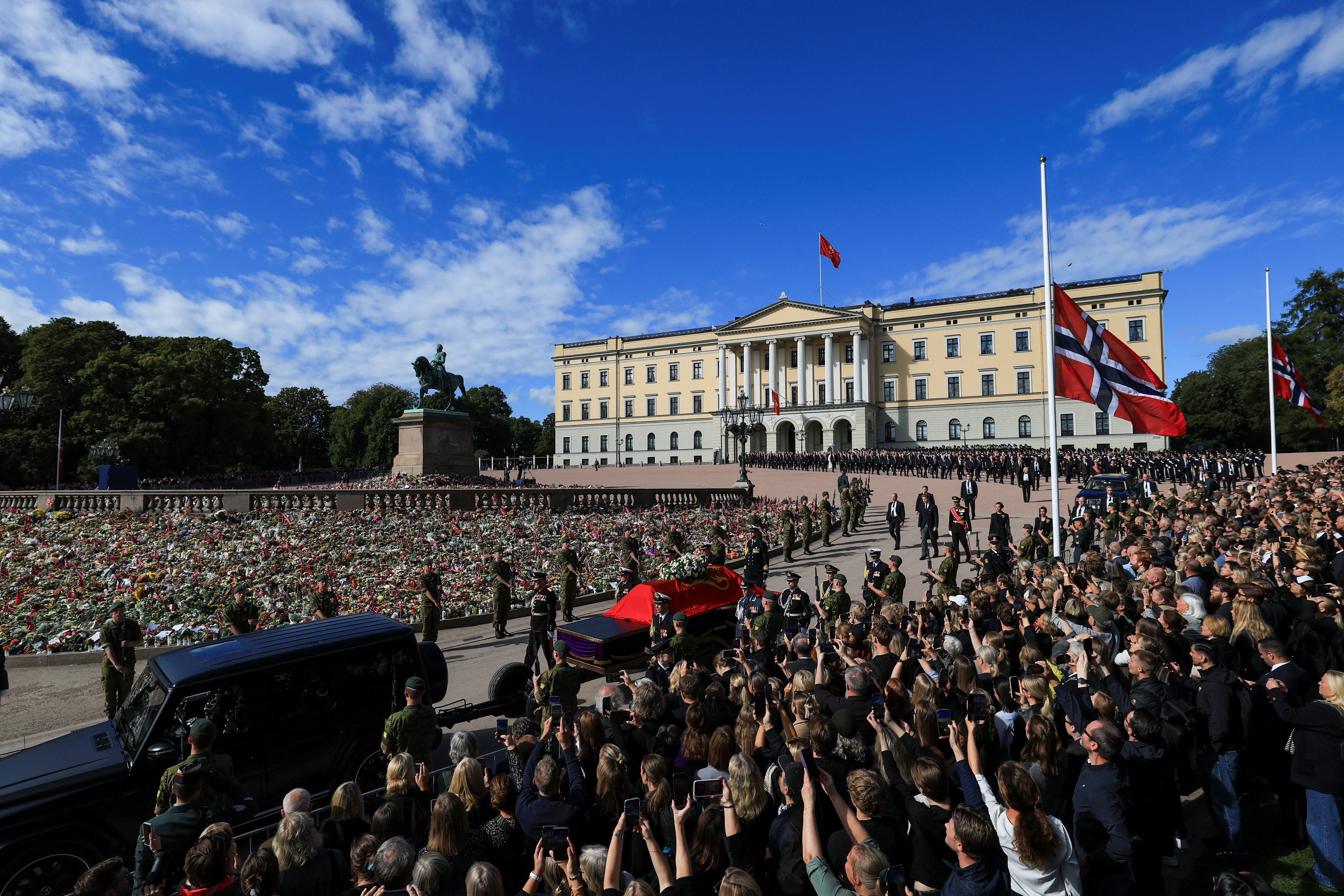 Noruega faz funeral do rei Harald com presença de multidão e de famílias reais europeias