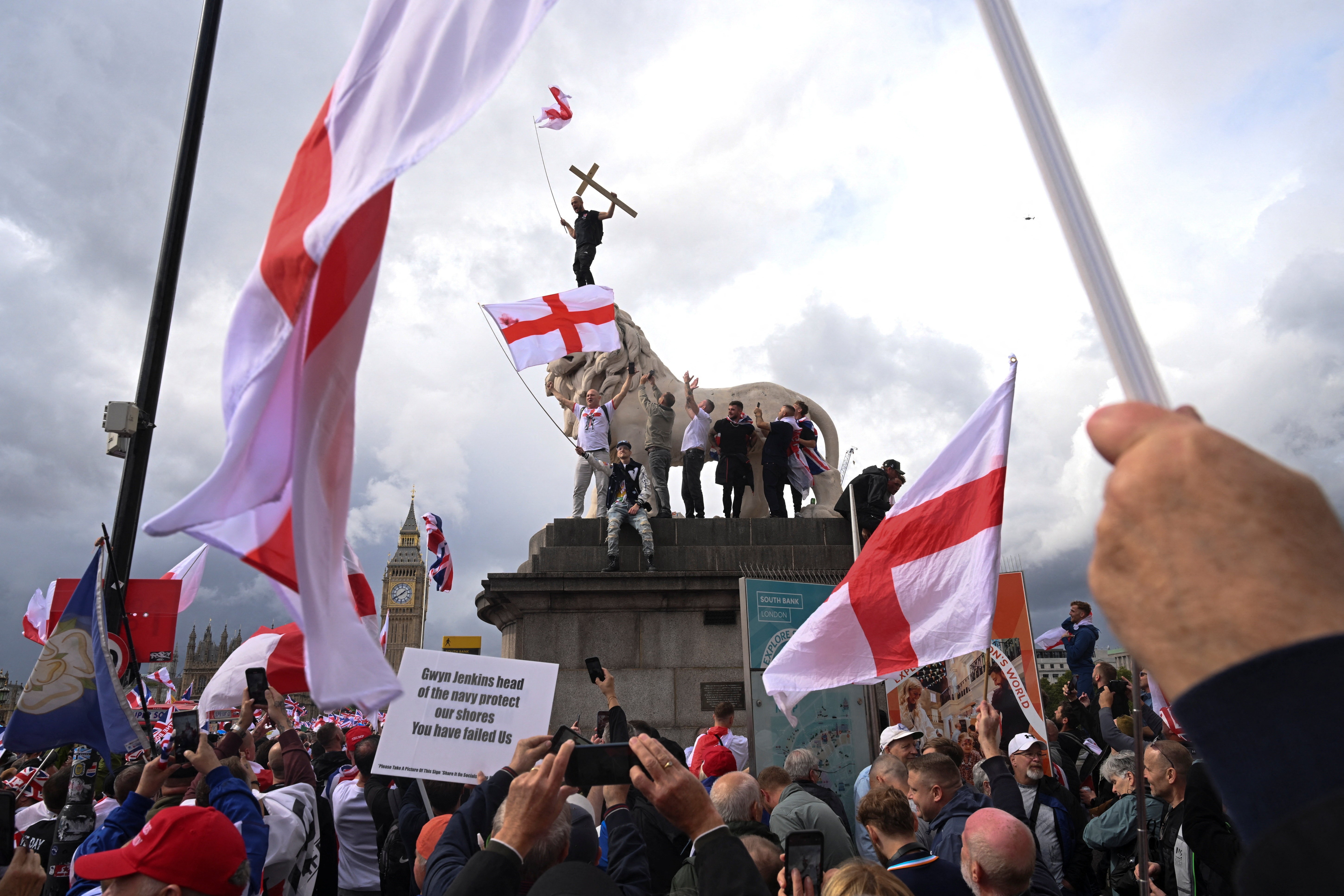 Manifestação contra imigrantes reúne 100 mil em Londres e tem conflito com a polícia