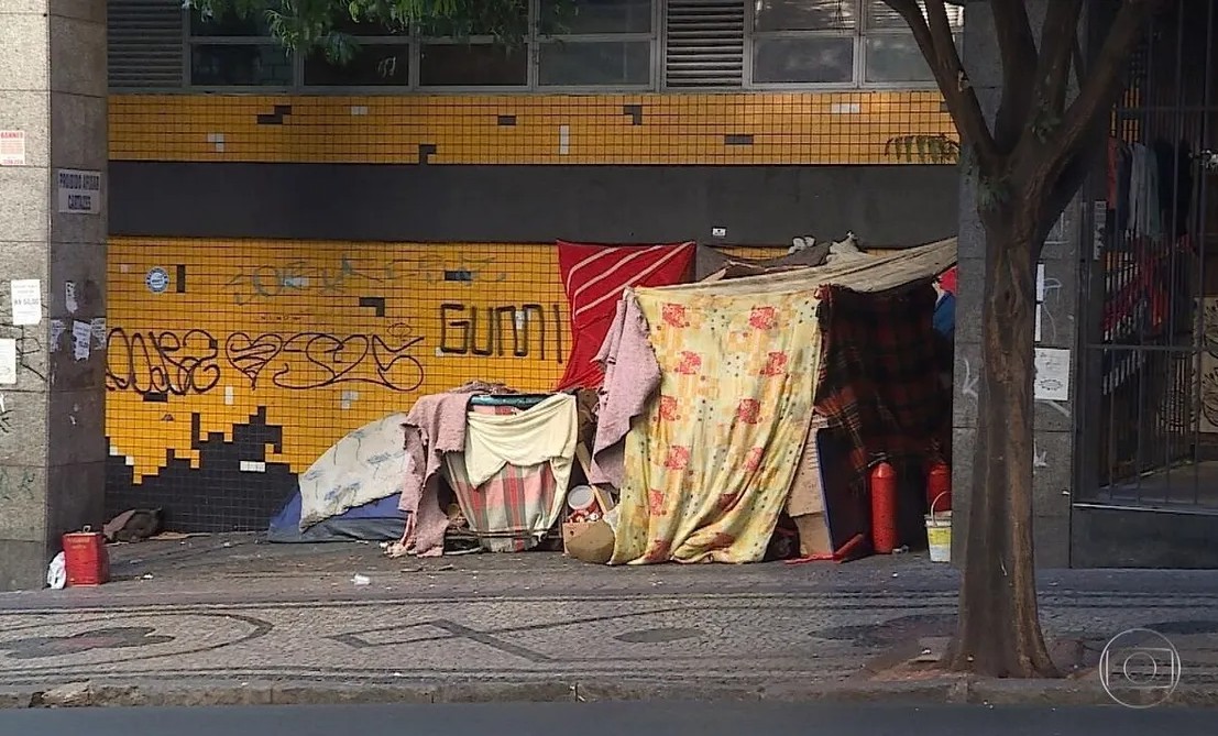 Mais de 10 mil pessoas vivem em moradias improvisadas em MG; quase metade em tendas, barracas ou veículos