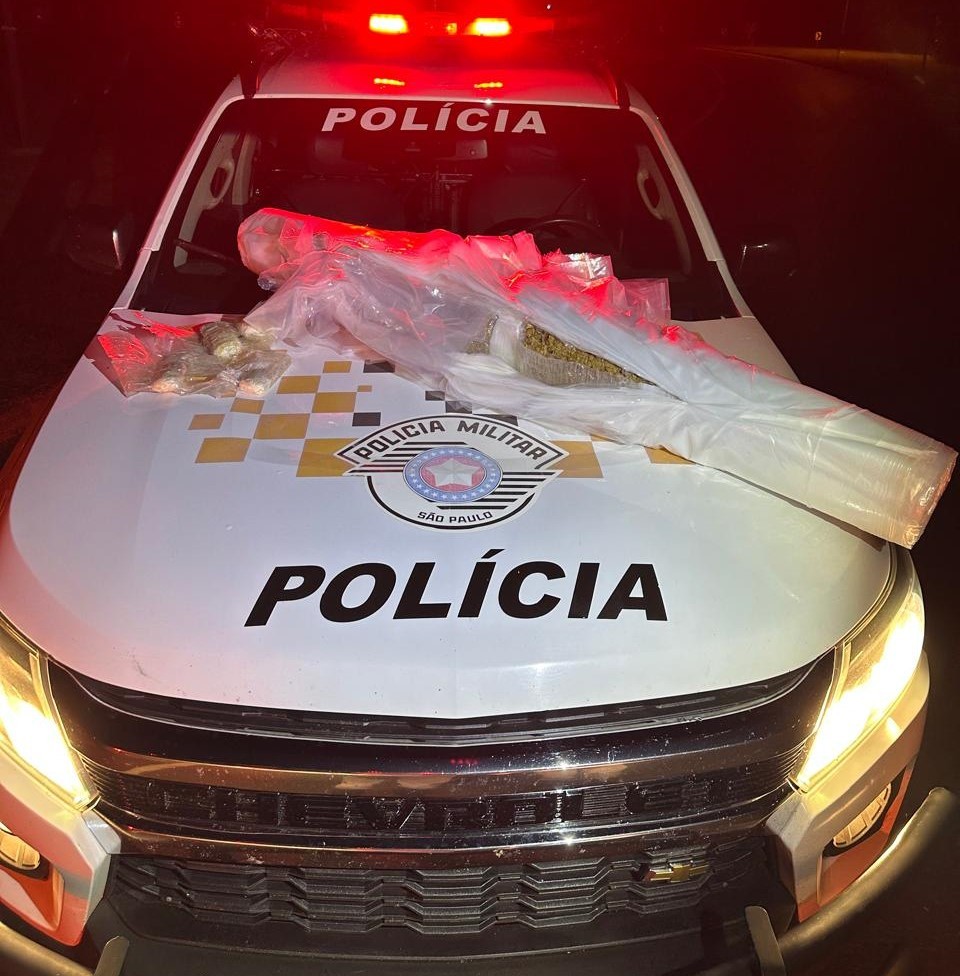 Com invólucros escondidos nas pernas, passageiro de ônibus é preso com 8,5kg de drogas, em Parapuã