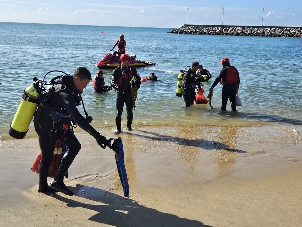 23,4 kg de lixo foram recolhidos pelos mergulhadores dos bombeiros no entorno do Espigão do Náutico, em Fortaleza. — Foto: Corpo de Bombeiros/ Divulgação