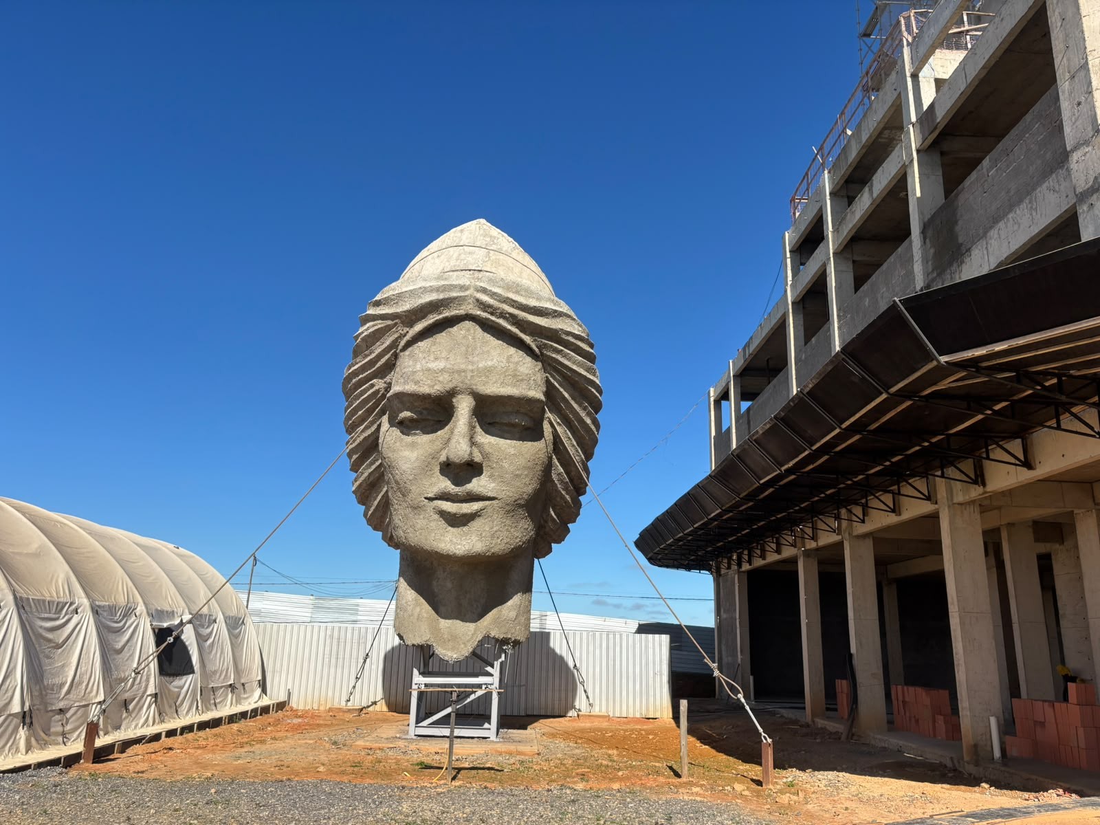 São Miguel Arcanjo avança na construção de gruta com imagem gigante do padroeiro