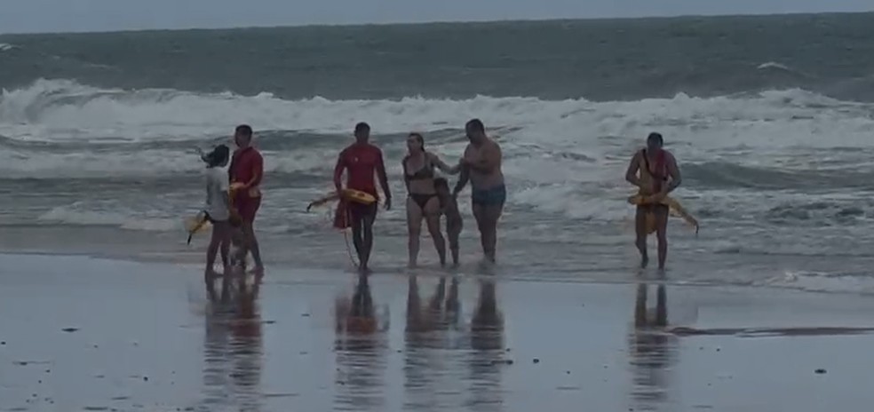 Mulher foi resgatada após afogamento na Praia do Amor — Foto: Reprodução