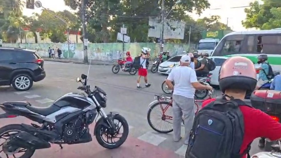 Motociclista ficou sinalizando para os veículos em meio ao congestionamento antes da chegada dos agentes da AMC. — Foto: Reprodução