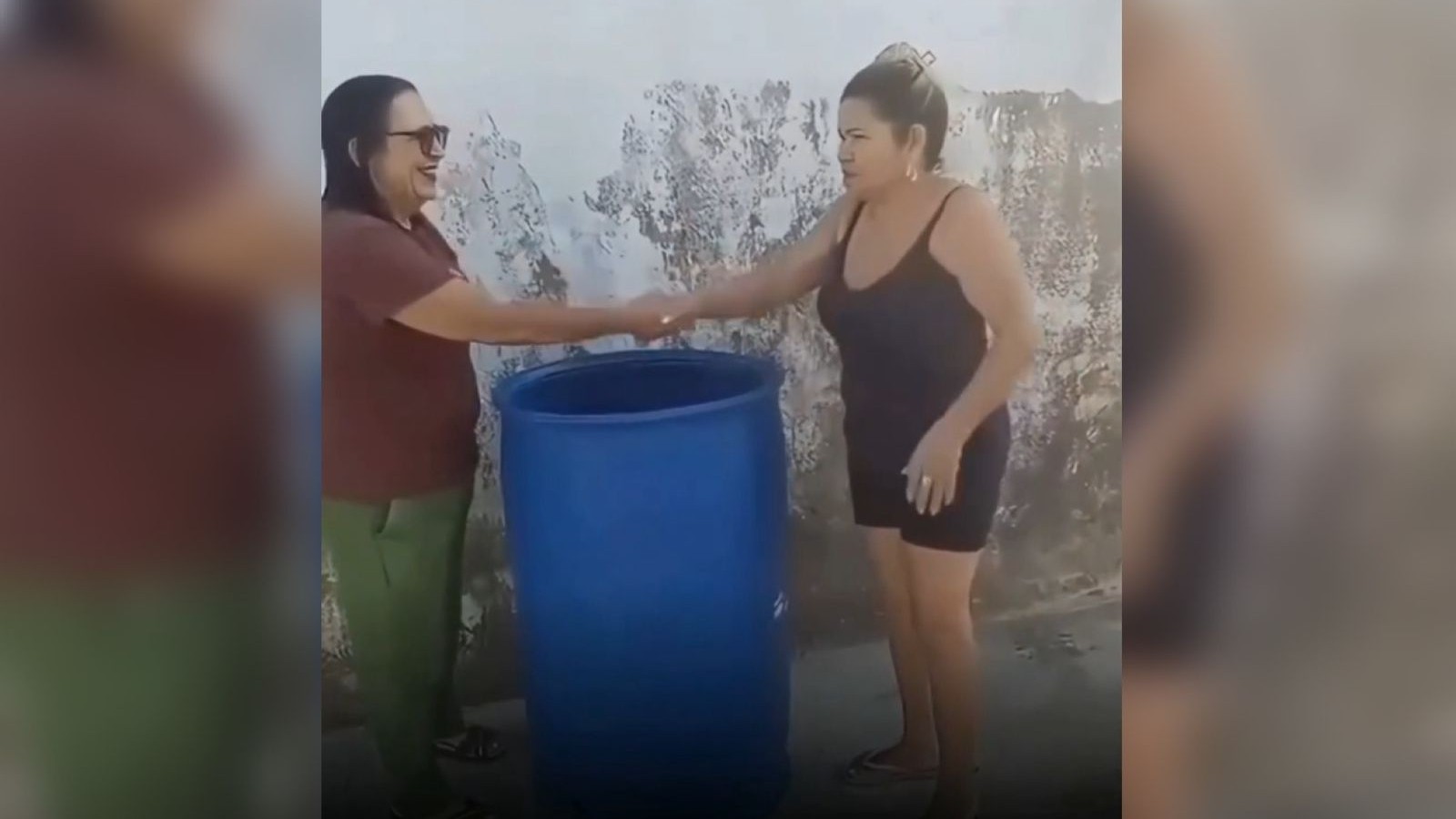 Vereadora inaugura tambor de lixo no Ceará e recebe críticas nas redes: 'Retrato da política'