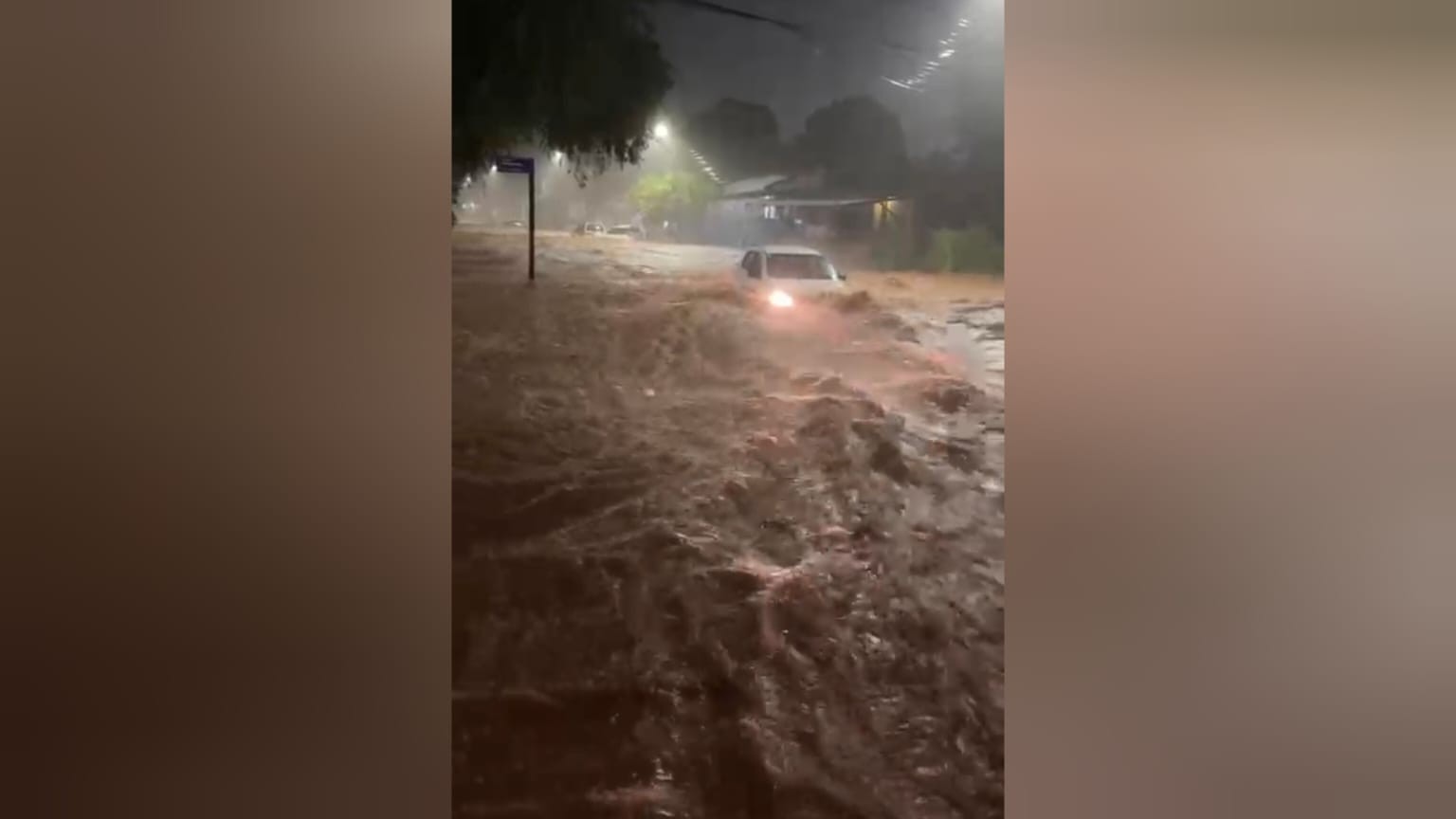 Vídeo mostra carro sendo levado por correnteza após chuva forte em Santarém