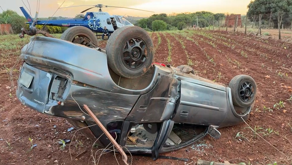 Carro capotou depois de derrapar em pedras de estrada rural. — Foto: Ronaldo Vanzo/RPC Maringá