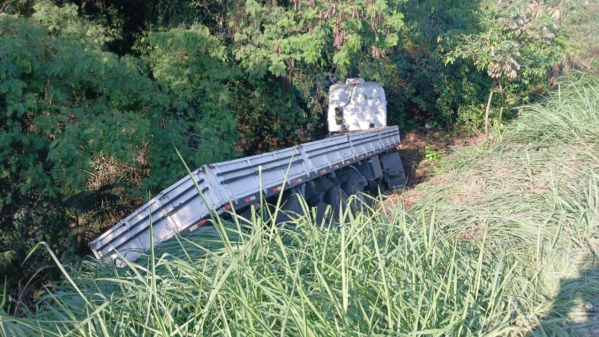 Caminhão cai em ribanceira às margens da BR-393, em Volta Redonda