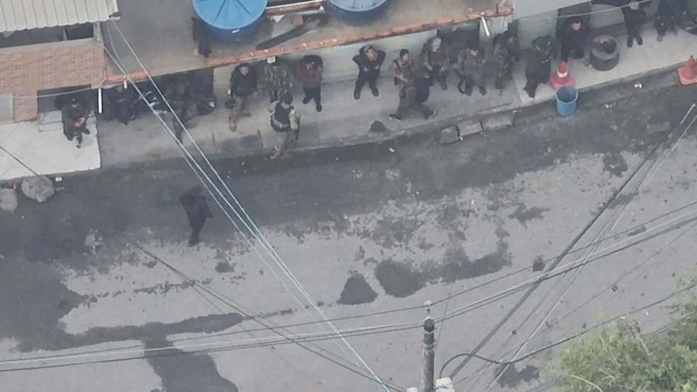 Imagens mostram traficantes fortemente armados antes de megaoperação nos complexos do Alemão e Penha — Foto: Reprodução TV Globo