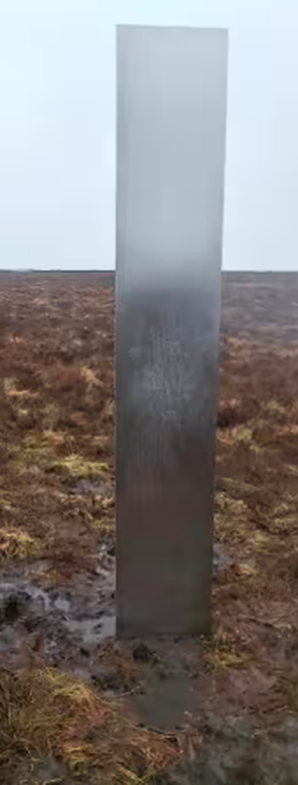 Aparentemente feito de aço, monumento foi encontrado por morador do País de Gales durante caminhada por área montanhosa. — Foto: Reprodução/ Redes sociais