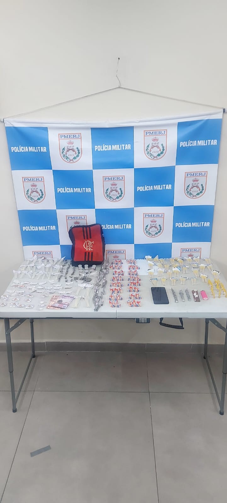Homem é preso e adolescentes apreendidos por tráfico de drogas em Volta Redonda