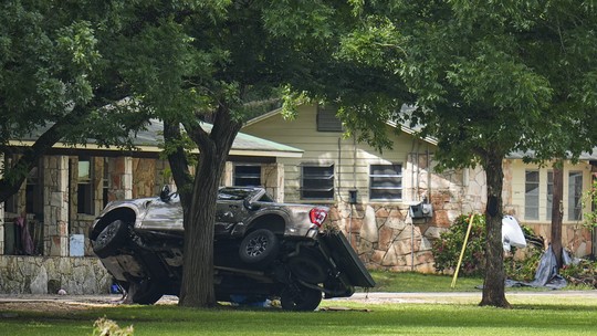 Acampamento 'varrido' por enchente no Texas está prestes a completar 100 anos; mais de 20 crianças estão desaparecidas - Camp Mystic, às margens do Rio Guadalupe, foi atingido pela enxurrada na sexta-feira (4). Meninas que participavam das atividades de verão estão entre os desaparecidos no estado.