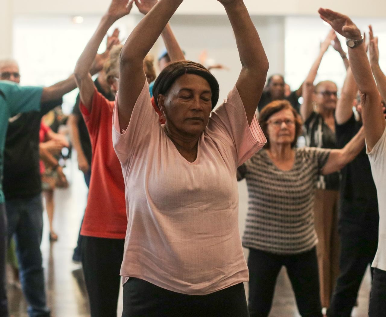 Capital investe em alongamento e práticas para envelhecimento ativo da população