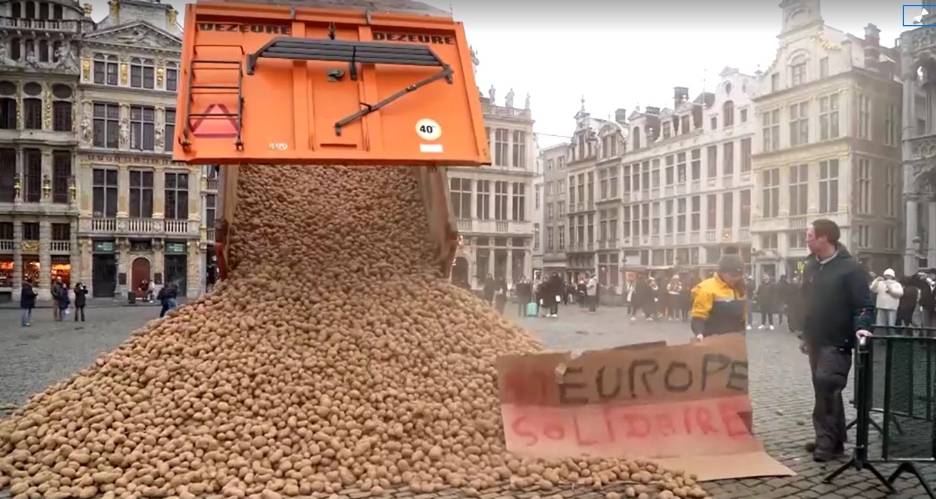 Agricultores despejam caminhão de batata em protesto contra acordo UE-Mercosul e são investigados na Bélgica; VÍDEO
