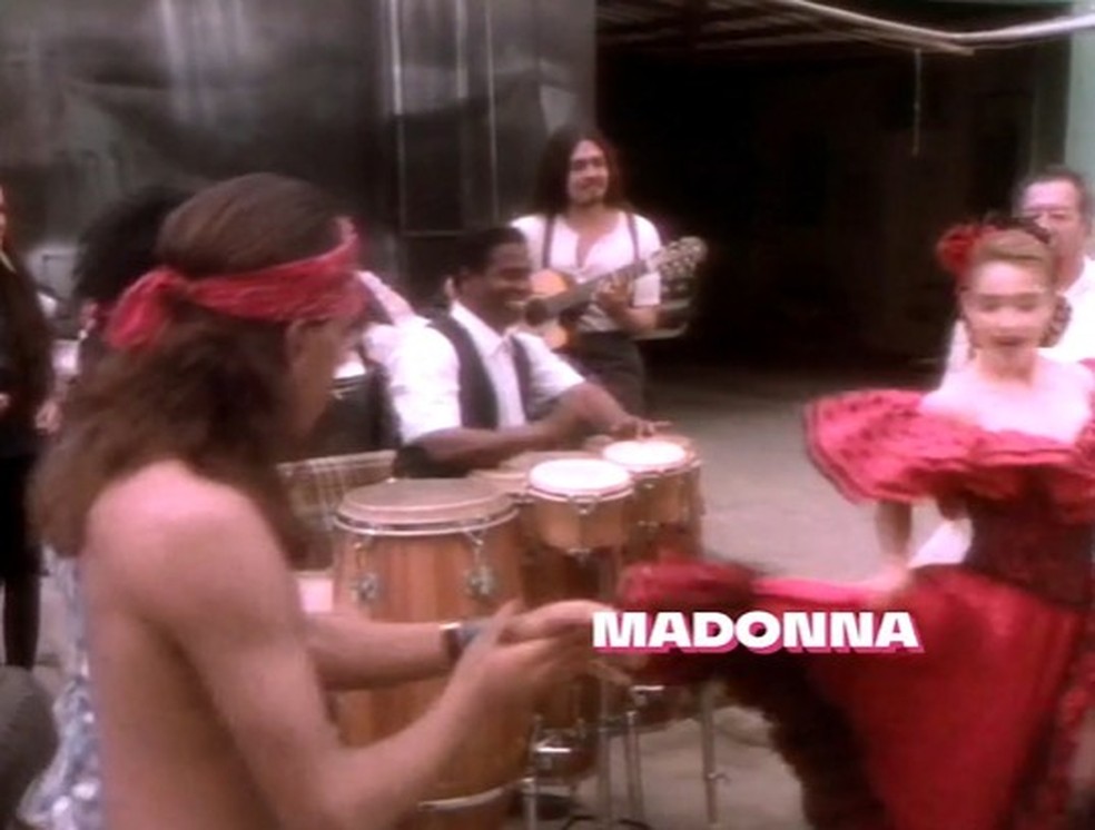 Paulinho da Costa no clipe de 'La Isla Bonita', de Madonna — Foto: Reprodução