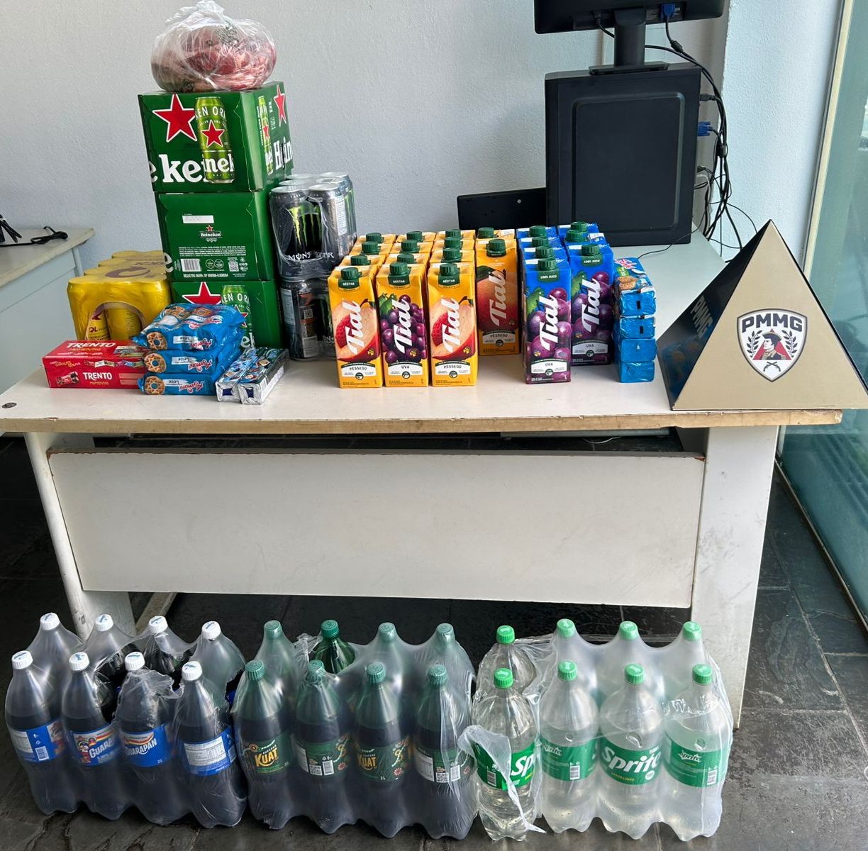 Homem enche carrinho com carnes bebidas e chocolates, sai sem pagar e é preso em MG