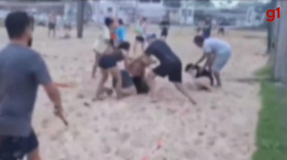 Briga por quadra esportiva gratuita termina com homem hospitalizado em Florianópolis; VÍDEO