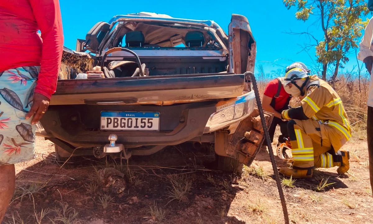 Carro capota em rodovia e deixa três adultos e uma criança em estado grave no oeste da Bahia; família voltava de velório