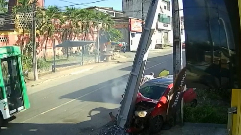 Acidente na Estrada Velha do do Aeroporto, em Salvador — Foto: Reprodução/TV Bahia