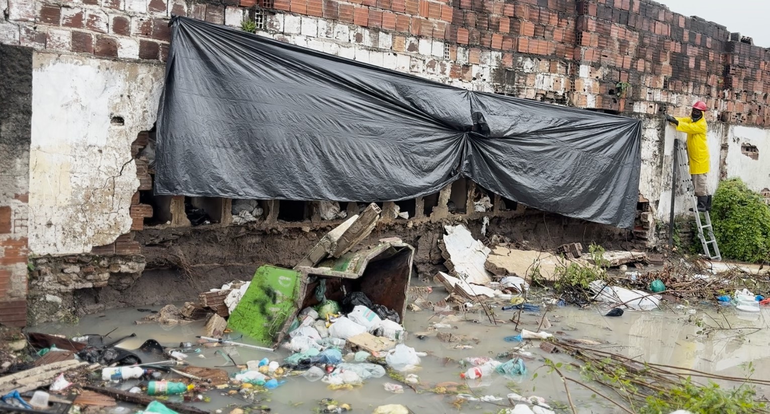 Parte de muro de cemitério desaba após fortes chuvas, em João Pessoa