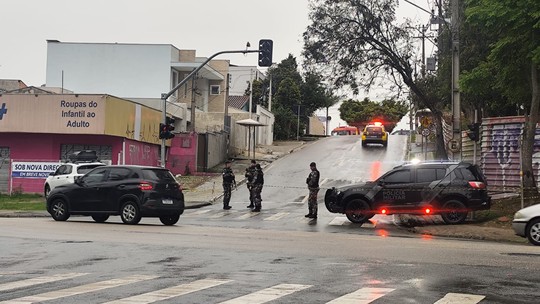Homem é morto pela polícia após fazer crianças reféns em escola infantil