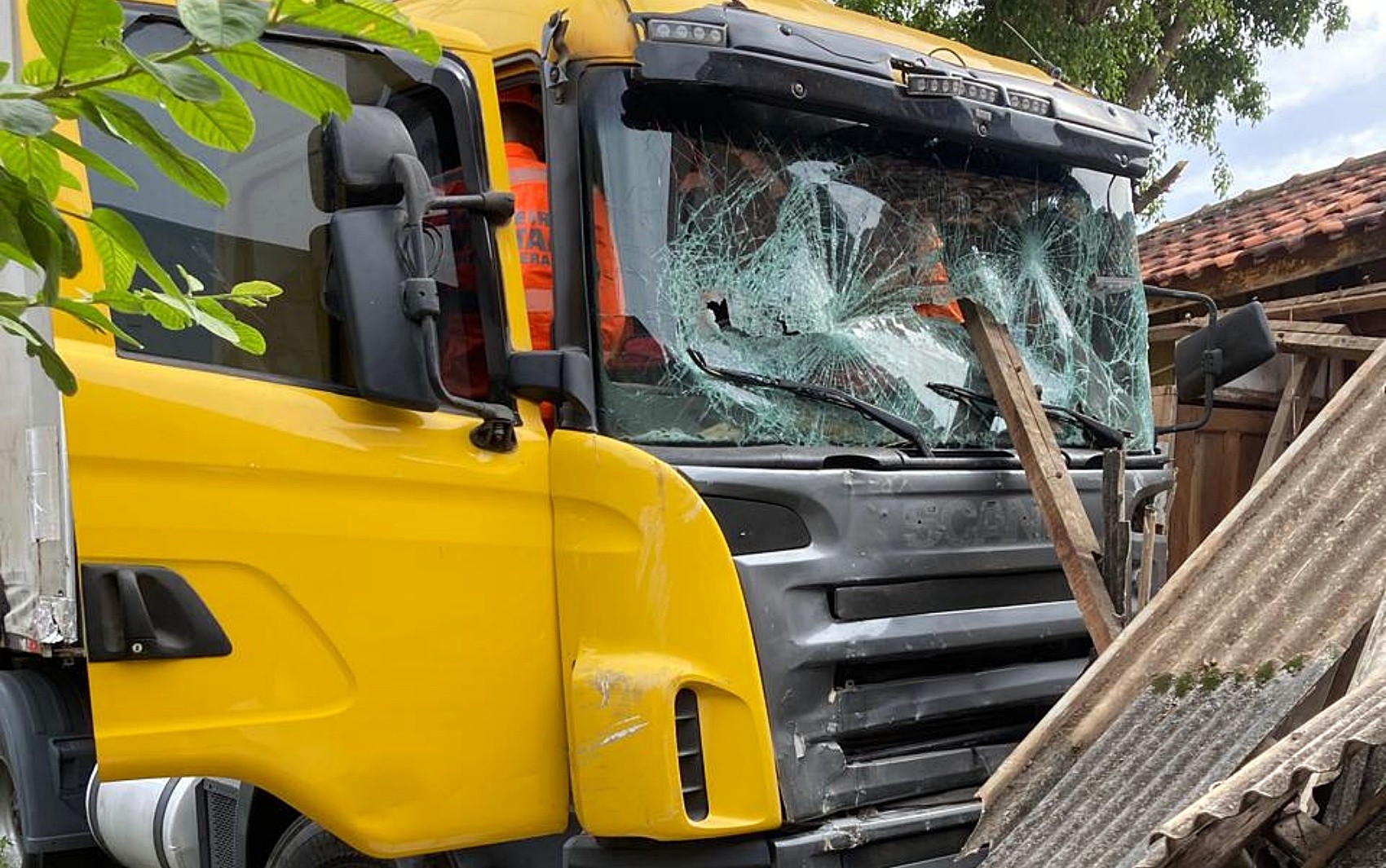 Motorista de caminhão morre após sofrer mal súbito e atingir serraria em Itajubá, MG | G1
