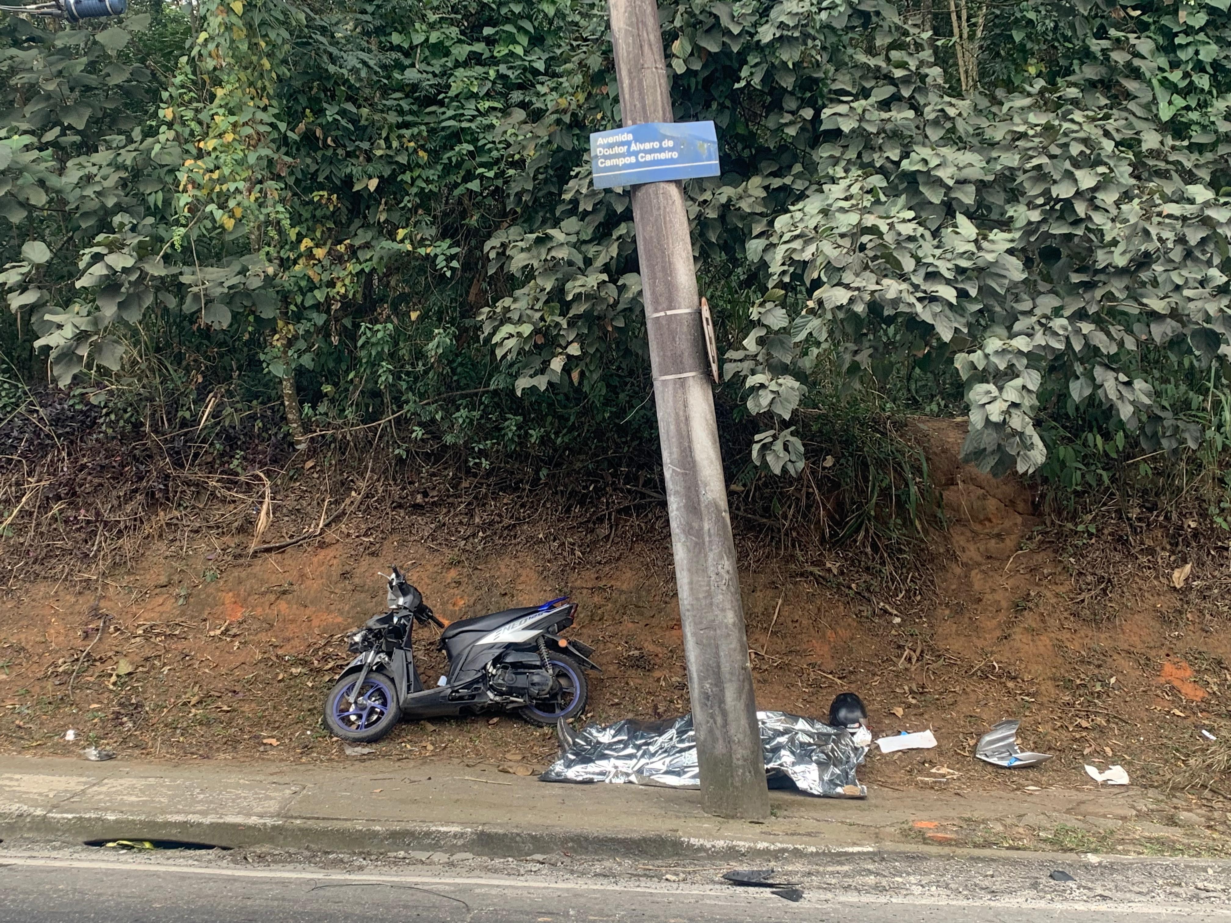 Homem morre em acidente de moto em Mogi das Cruzes