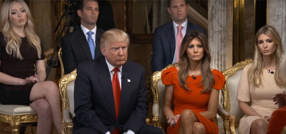 Donald Trump ao lado da mulher, Melania, e dos filhos Tiffany, Donald Jr., Eric e Ivanka, em entrevista à TV americana.  — Foto: Reprodução/Youtube/CBS Evening News
